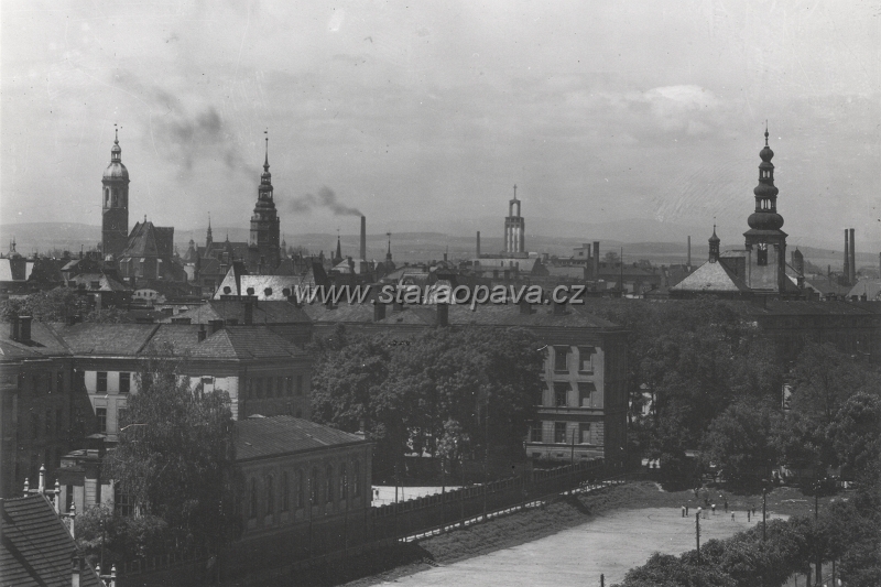 zameckyokruh (25).jpg - Pohled na kluziště a okolí v létě na fotografii ze 30.let 20.století